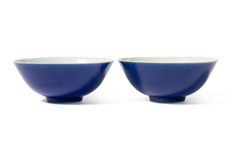 A pair of blue-glazed bowls, Qianlong mark and of the period (1736-1795) - 图1