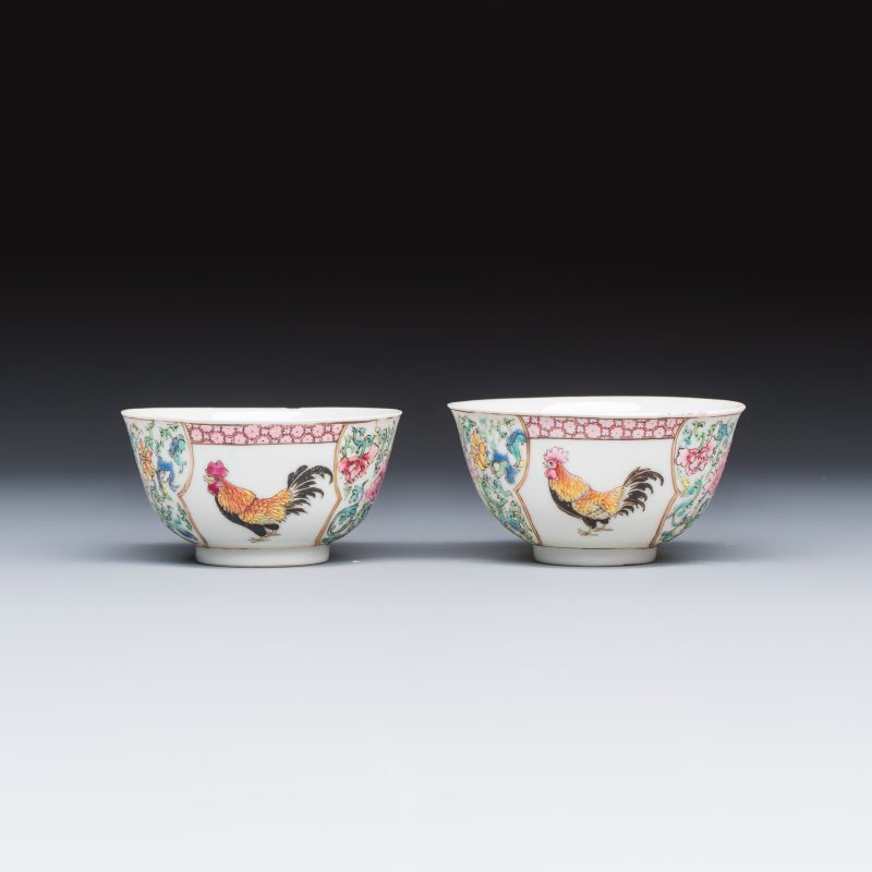 A pair of fine Chinese famille rose 'Rooster' tea bowls and saucers - 图6