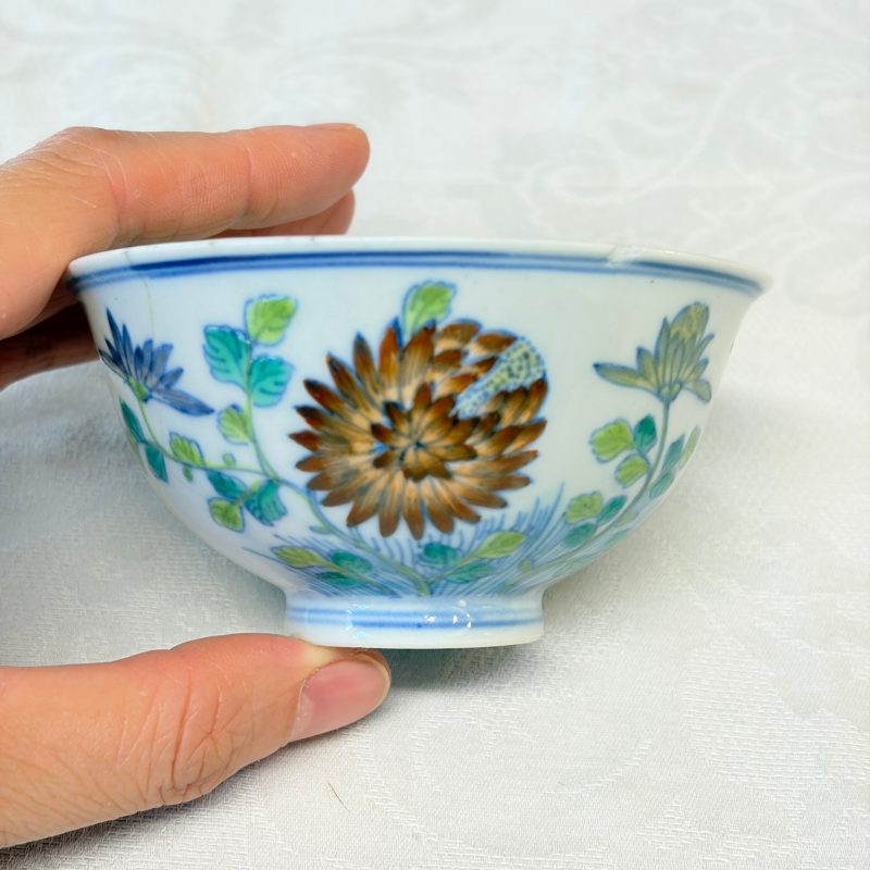 A pair of Chinese doucai bowls with floral design - 图9