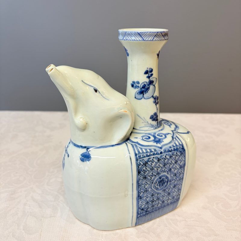 A Chinese blue and white 'Elephant' kendi - 图8