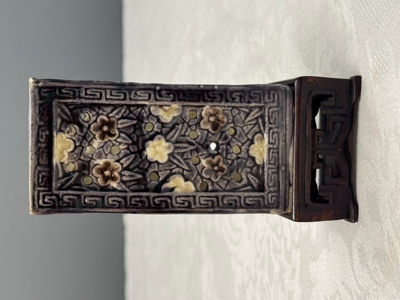 A pair of Chinese aubergine-glazed openworked square brush pots on later wooden stands - 图32