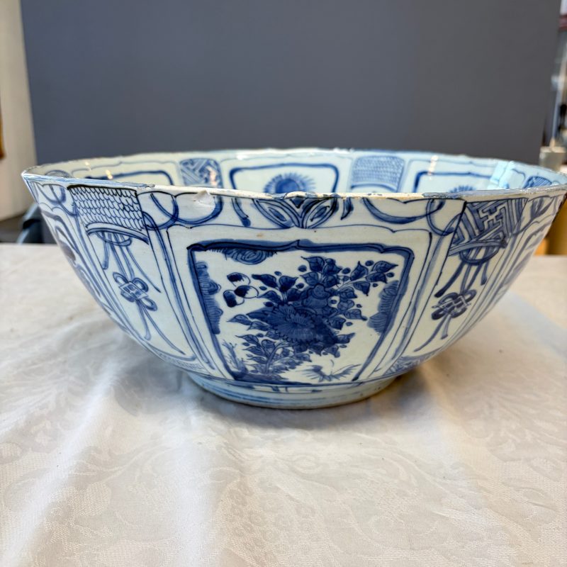 A large Chinese 'Kraak' blue and white 'Mountainous Landscape' bowl - 图9