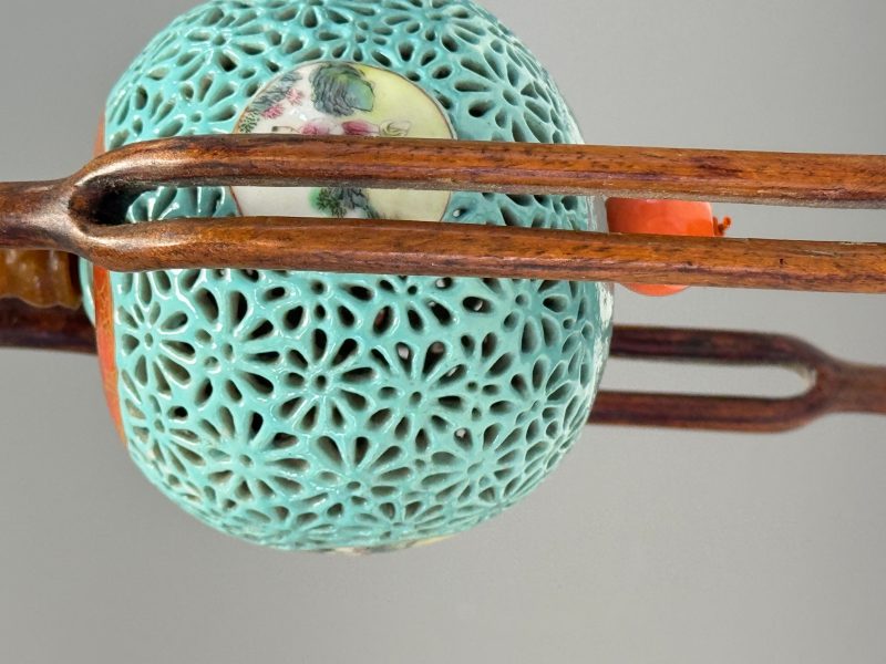 A Chinese famille rose turquoise-ground reticulated incense ball and cover, and a wooden stand - 图14