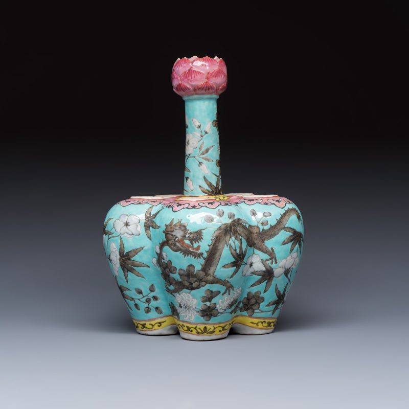A Chinese famille rose turquoise-ground Dayazhai-style 'Dragons' vase - 图4