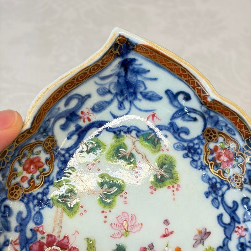 A pair of Chinese famille rose leaf-shaped saucers with figural design - 图5