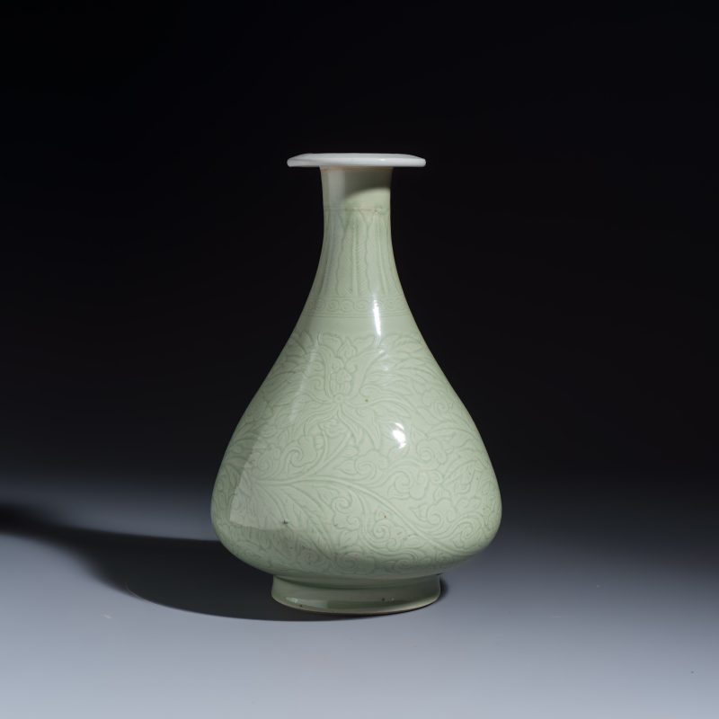 A Chinese celadon-glazed incised 'Yuhuchunping' vase with lotus scroll design - 图5