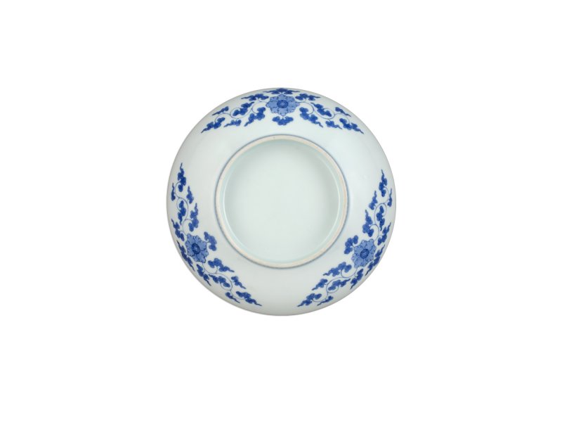 A porcelain dish, Nabeshima ware, Hizen, Edo period, late 17th – early 18th century |  色絵唐花文皿　肥前　鍋島藩窯　江戸時代中期　17世紀後半～18世紀前半 - 图3