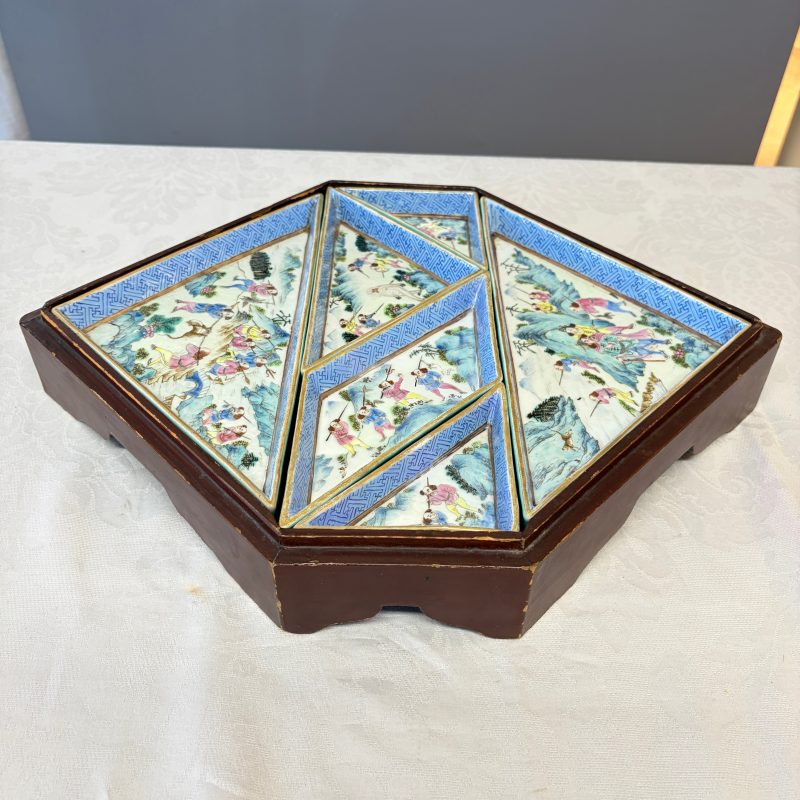 A Chinese famille rose 'Foreigners Hunting' six-piece sweetmeat set on a wooden tray - 图17