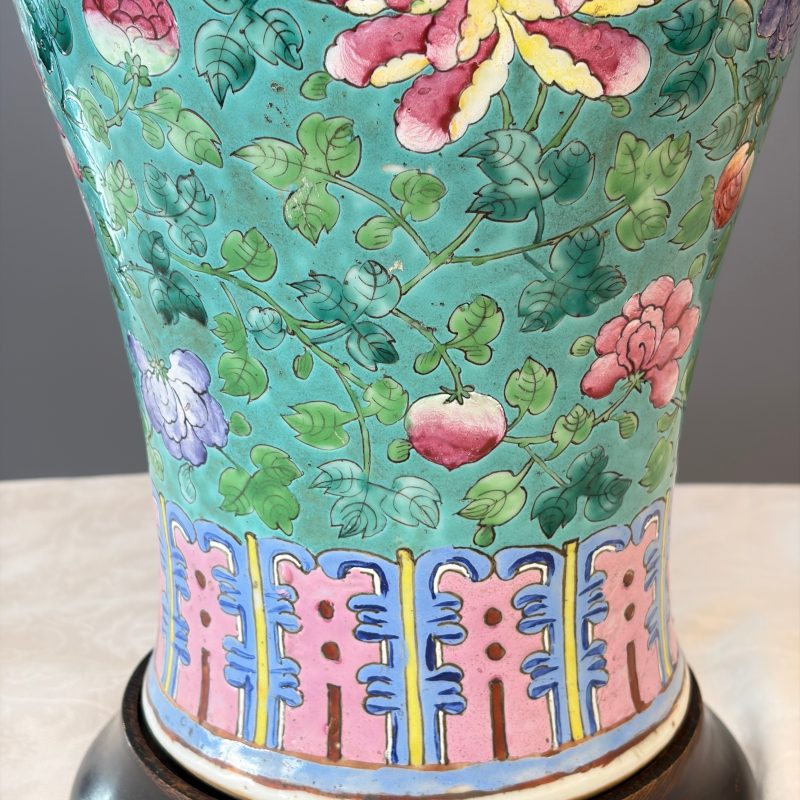 Three Chinese famille rose vases for the Straits or Peranakan market, one mounted as a lamp - 图64