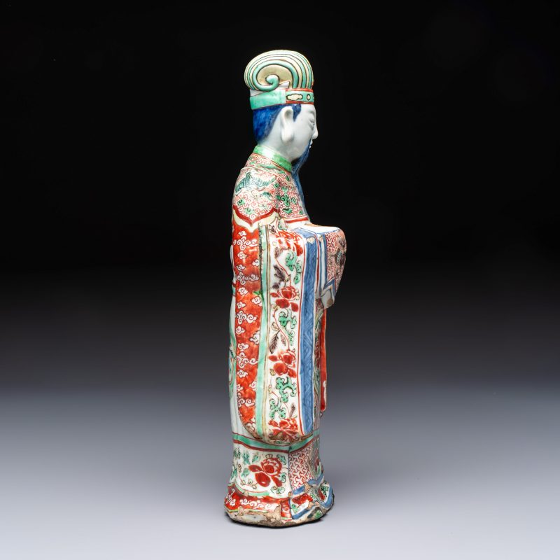 A rare Chinese wucai figure of a dignitary - 图5