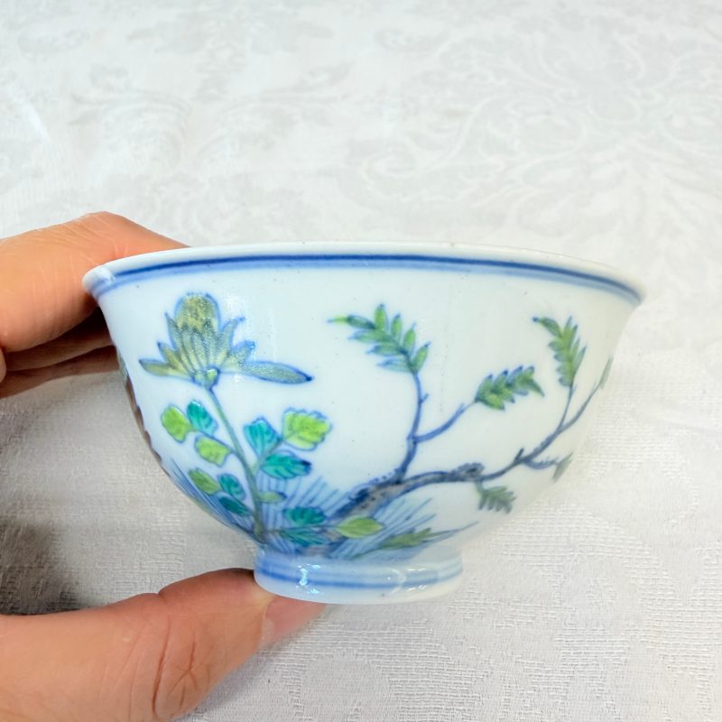 A pair of Chinese doucai bowls with floral design - 图10