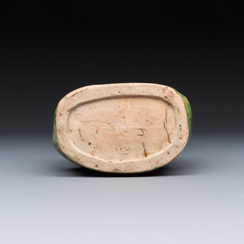 A Chinese sancai-glazed stoneware group of Guanyin and two attendants - 图7