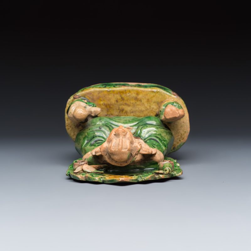 A Chinese sancai-glazed stoneware group of Guanyin and two attendants - 图6