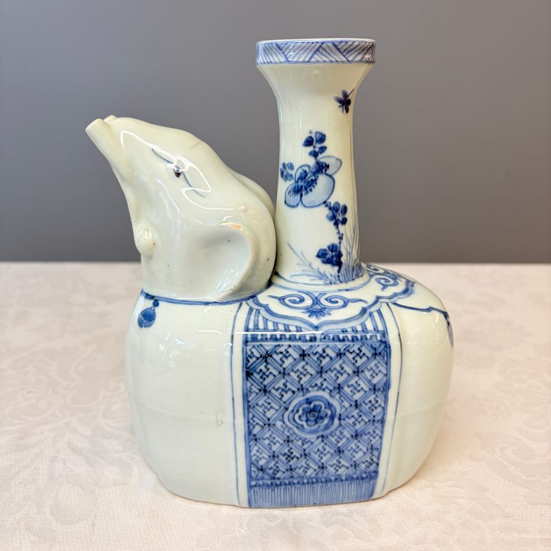 A Chinese blue and white 'Elephant' kendi - 图9