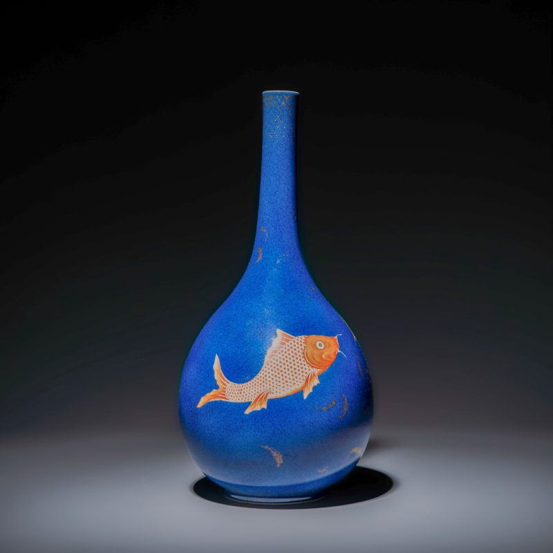 A Chinese gilt-heightened powder-blue-ground iron-red decorated 'Carps' vase - 图1