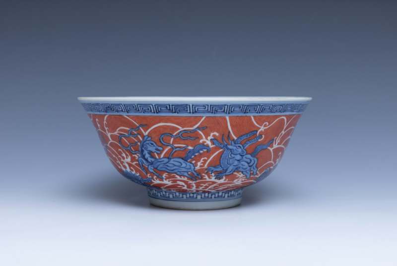 A pair of iron-red-decorated blue and white 'sea beast' bowls, Daoguang mark and of the period (1821-1850) - 图8