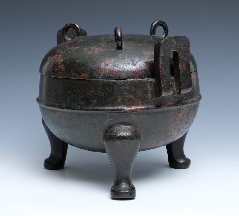 A large bronze ritual cauldron with cover, Ding - 图7