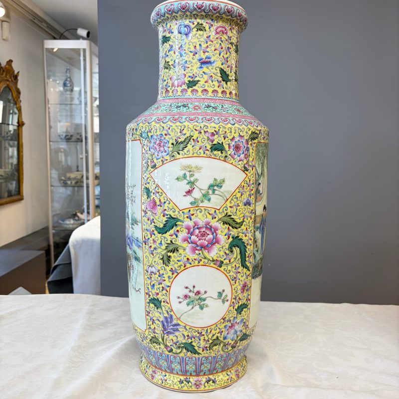 A pair of Chinese famille rose vases with figural design - 图15