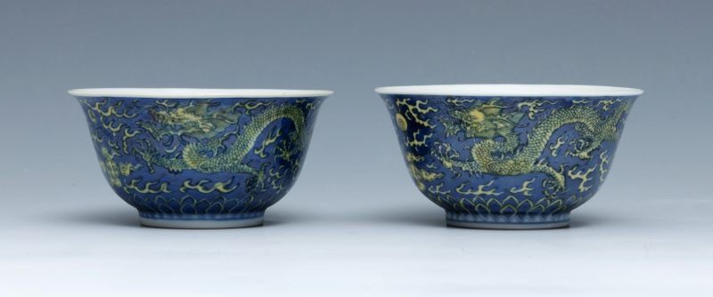 A pair of blue-ground yellow-enamelled 'dragon' bowls, Kangxi mark and of the period (1662-1722) - 图5