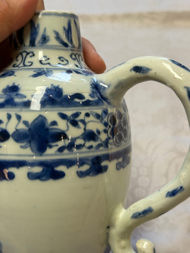 A Chinese blue and white jug with floral design - 图12