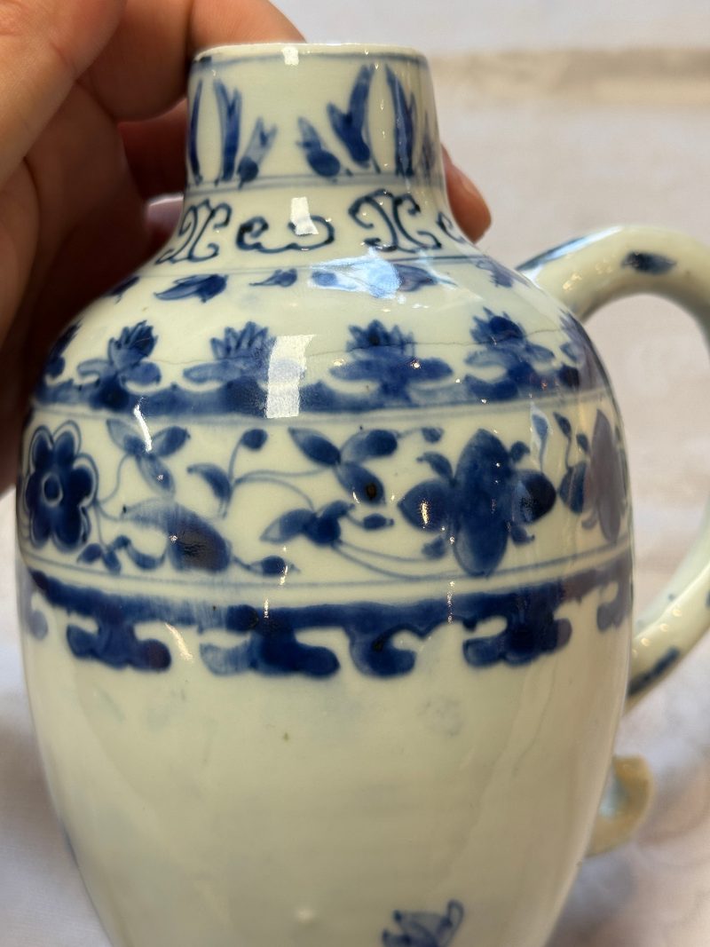 A Chinese blue and white jug with floral design - 图13