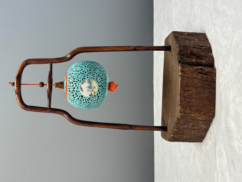A Chinese famille rose turquoise-ground reticulated incense ball and cover, and a wooden stand - 图7