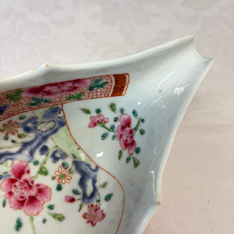 A pair of Chinese famille rose sauceboats with floral scroll design - 图13