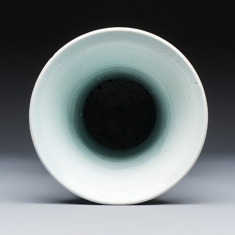 A Chinese wucai 'Gu' vase with Sanxing design - 图5