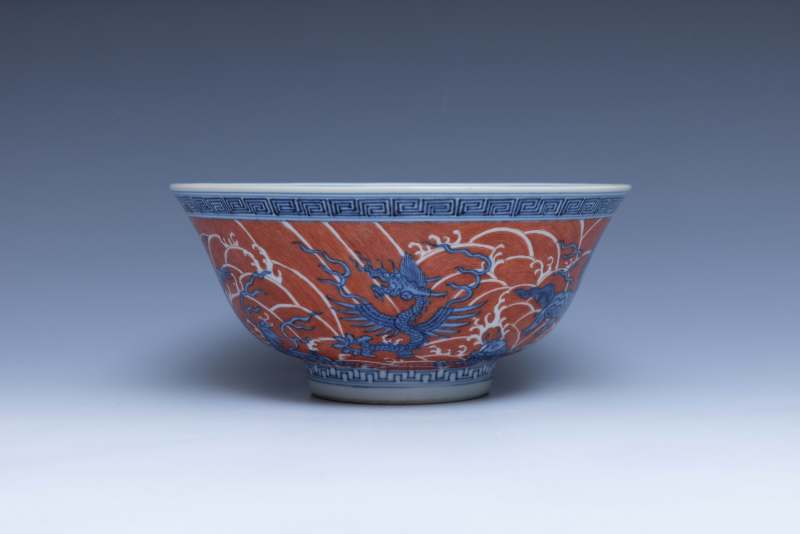 A pair of iron-red-decorated blue and white 'sea beast' bowls, Daoguang mark and of the period (1821-1850) - 图6