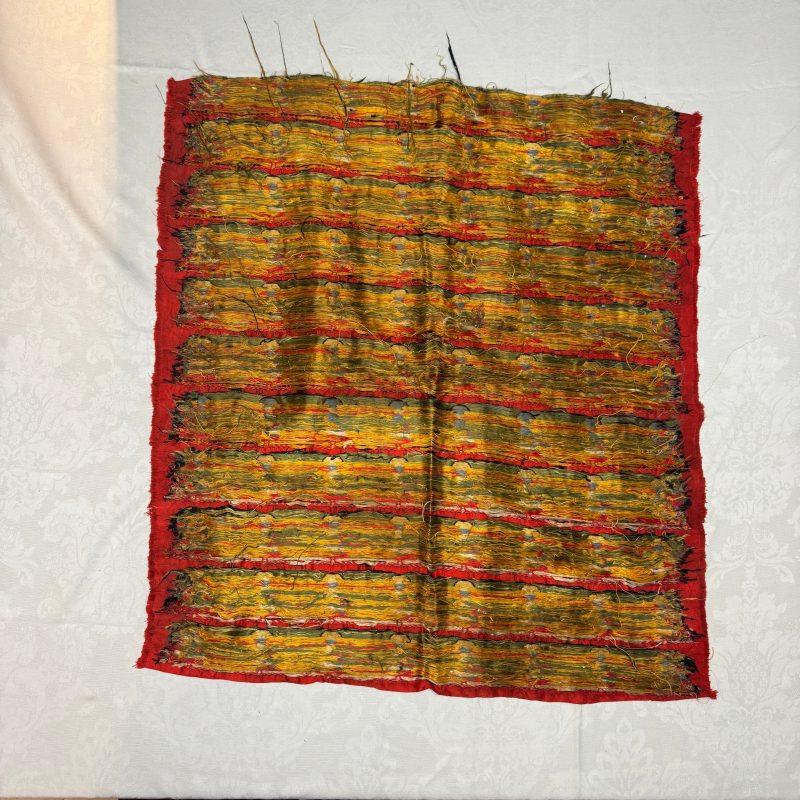 A Chinese red-ground brocade panel with seated Buddhas - 图19