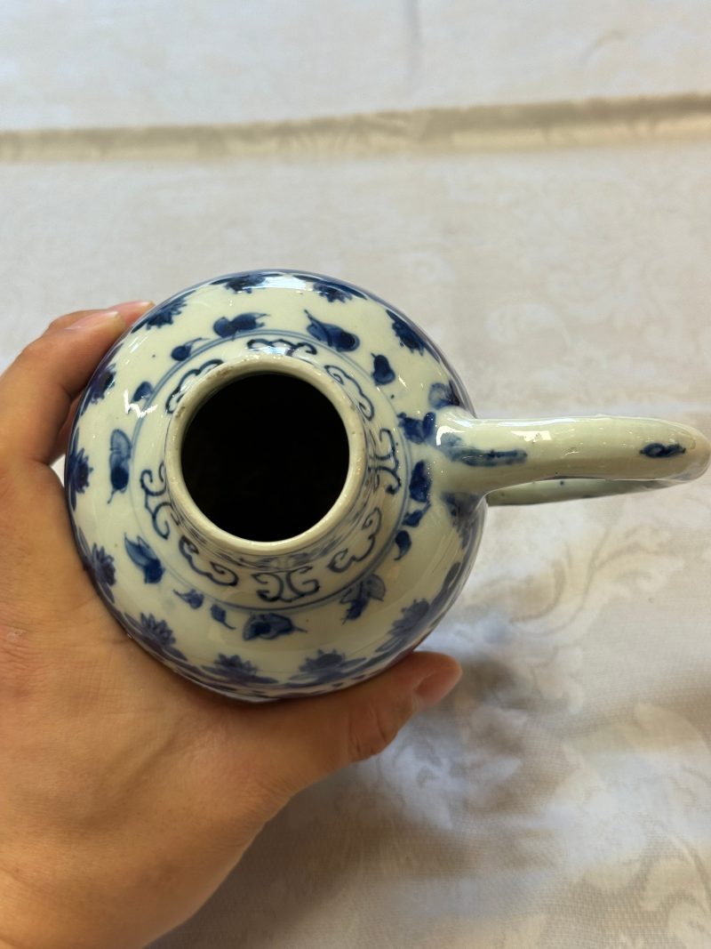 A Chinese blue and white jug with floral design - 图11