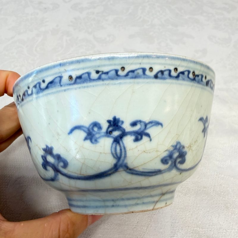 Two Chinese blue and white bowls, a plate, a celadon kendi and a vase - 图45