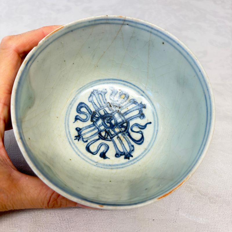 Two Chinese blue and white bowls, a plate, a celadon kendi and a vase - 图46