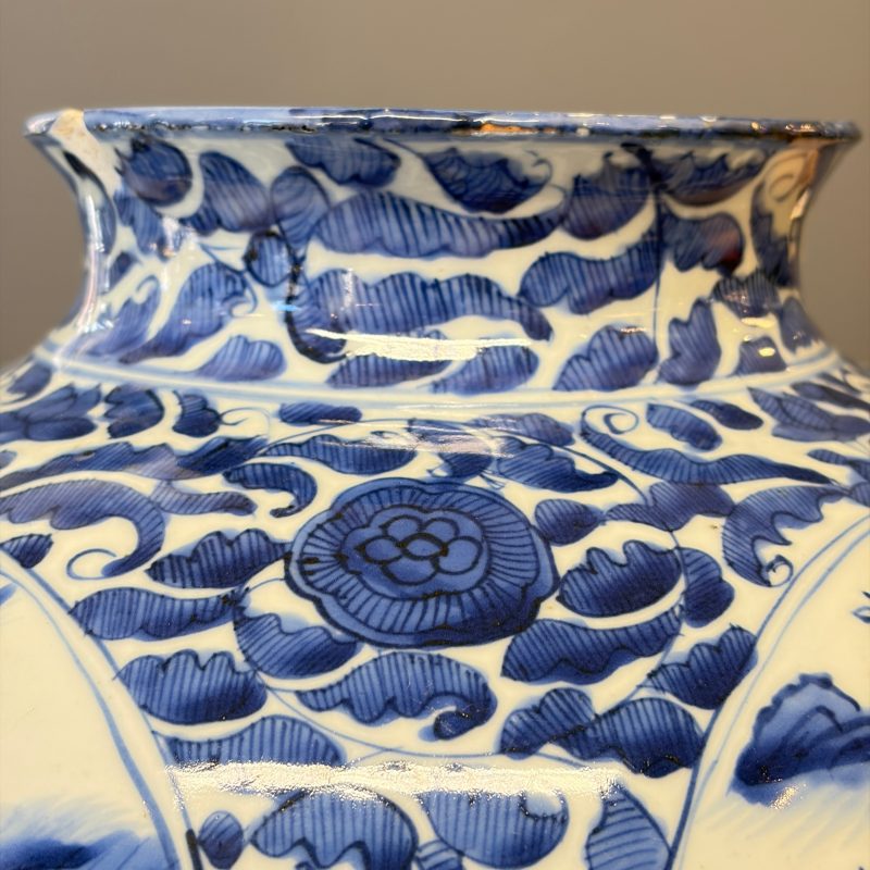 A Chinese blue and white baluster vase and cover with narrative design - 图27