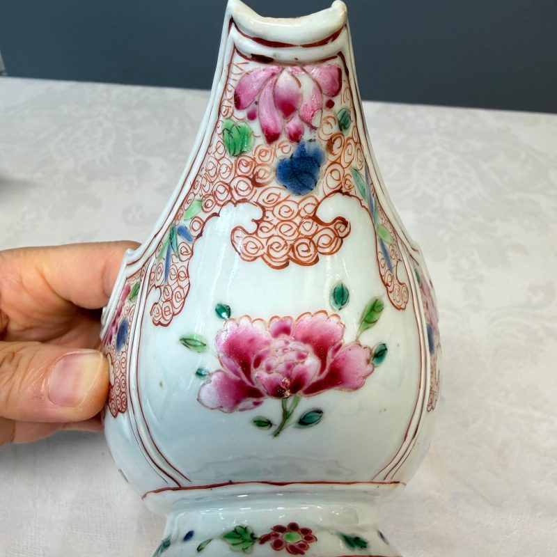 A pair of Chinese famille rose sauceboats with floral scroll design - 图12