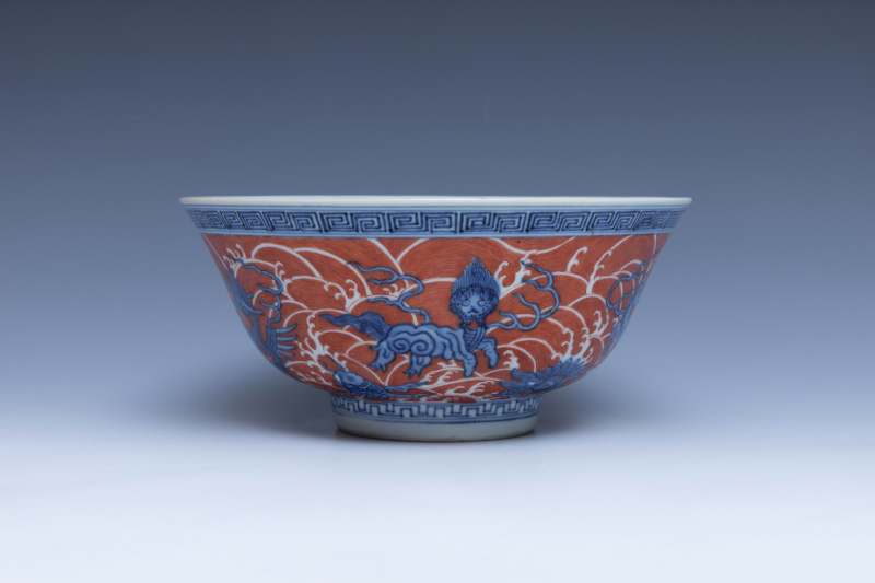 A pair of iron-red-decorated blue and white 'sea beast' bowls, Daoguang mark and of the period (1821-1850) - 图7