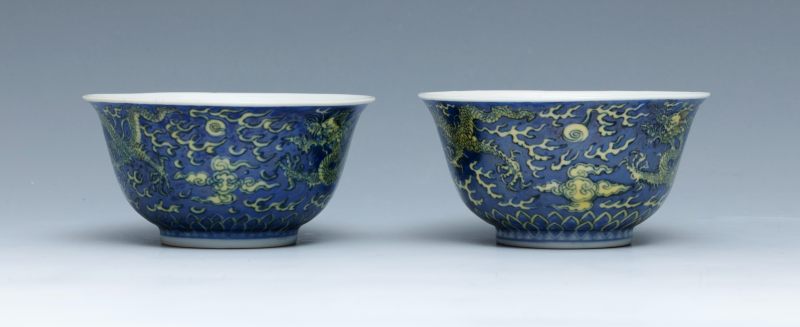 A pair of blue-ground yellow-enamelled 'dragon' bowls, Kangxi mark and of the period (1662-1722) - 图6