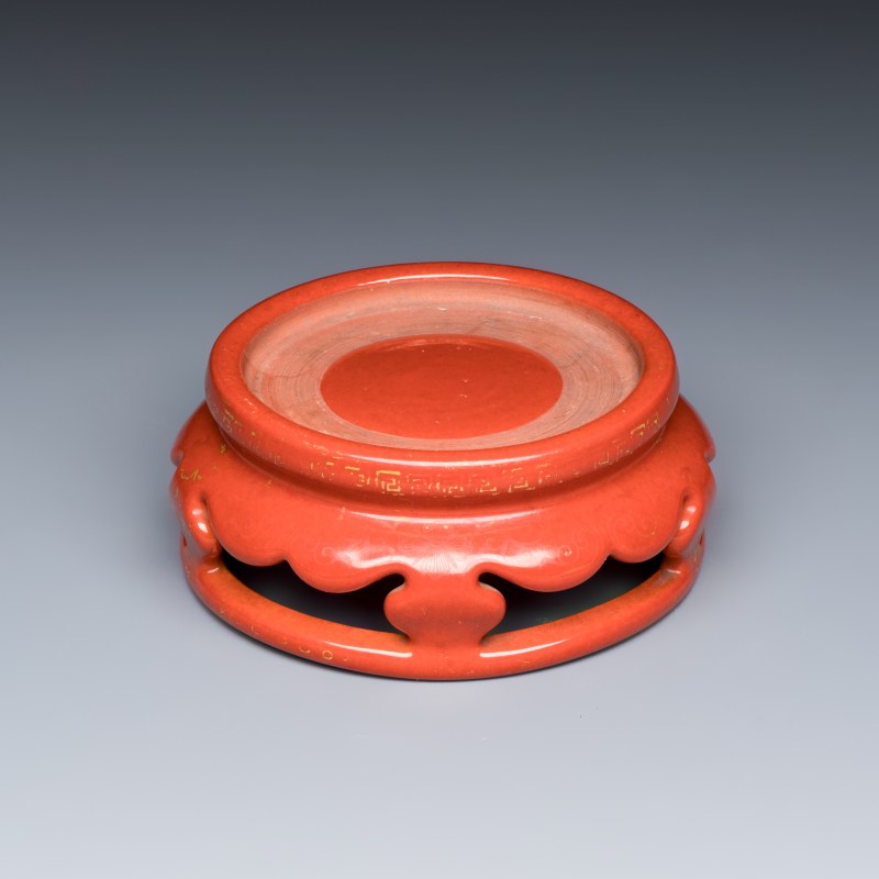 A Chinese gilt-decorated coral-red-glazed stand - 图1