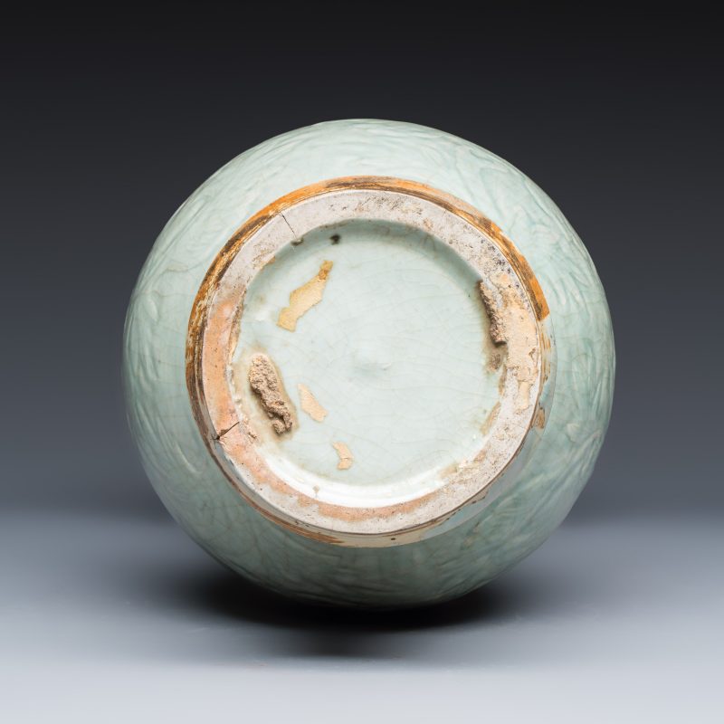 A Chinese Longquan celadon-glazed incised 'Peony' yenyen vase - 图7
