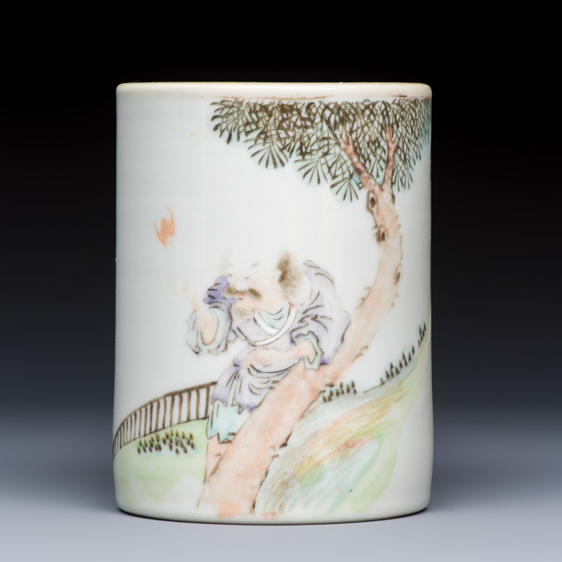 A Chinese qianjiang cai brushpot with figural design - 图2