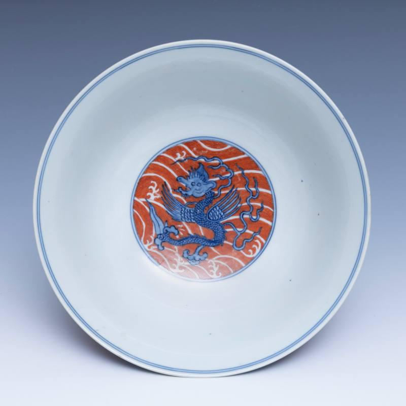 A pair of iron-red-decorated blue and white 'sea beast' bowls, Daoguang mark and of the period (1821-1850) - 图9