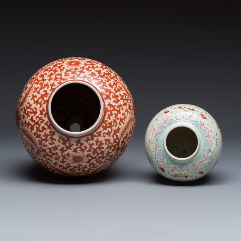Three Chinese famille rose, verte and iron-red-decorated jars, one mounted as a lamp - 图12