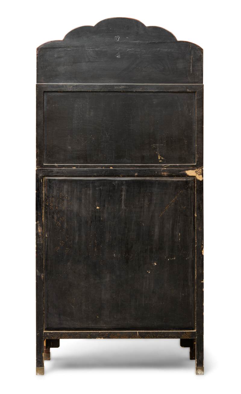 A pair of square-corner red, polychrome and gilt lacquer display cabinets, Lianggegui - 图10