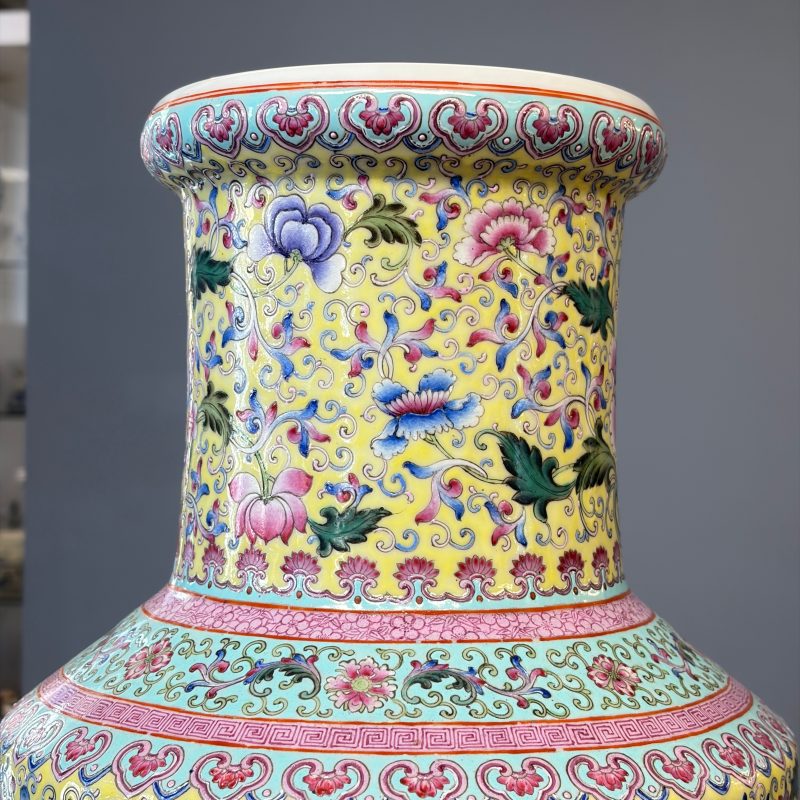 A pair of Chinese famille rose vases with figural design - 图16