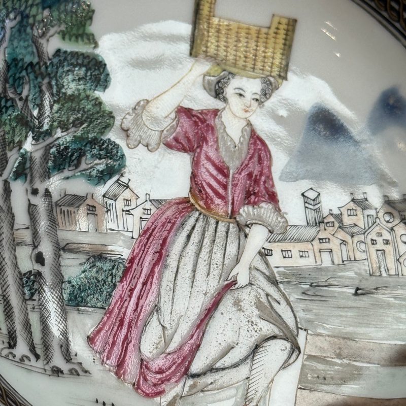 A pair of Chinese famille rose 'Milkmaid' saucers - 图9