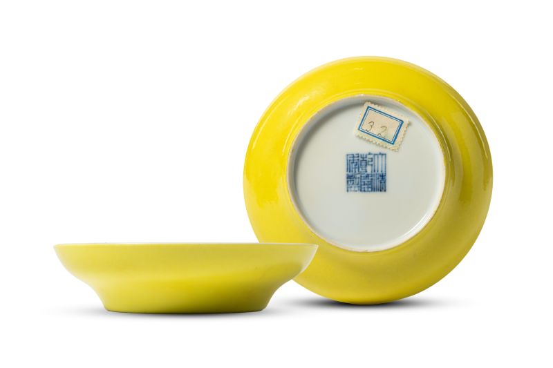 A pair of small lemon-yellow-glazed saucer dishes, Qianlong mark and of the period (1736-1795) - 图1