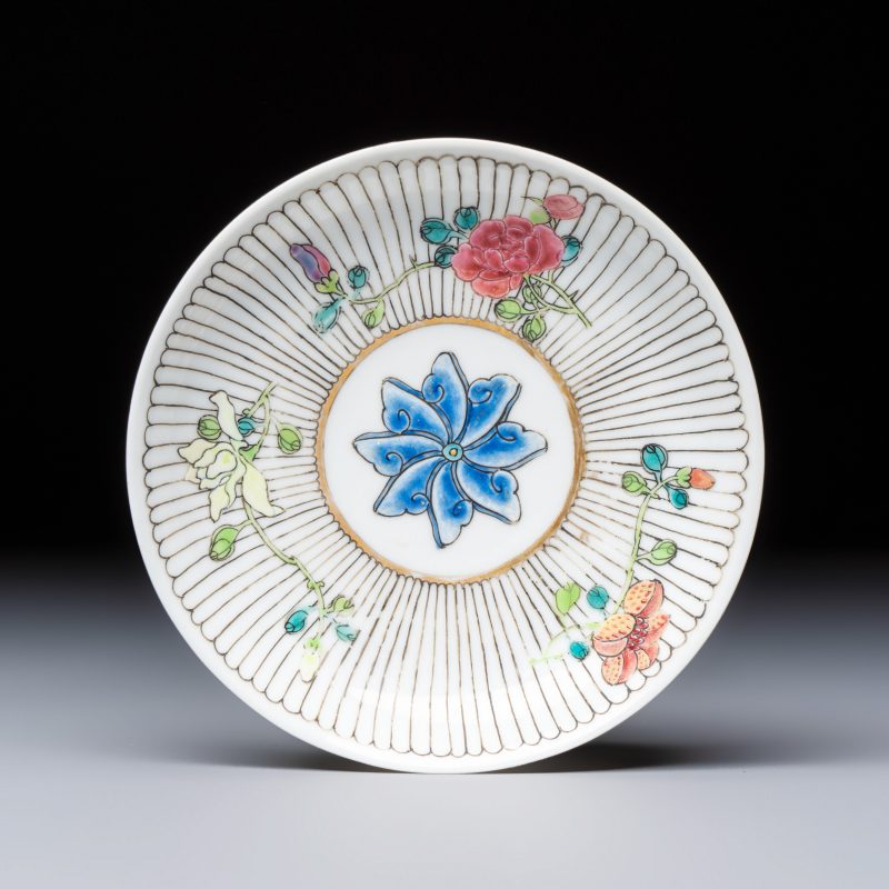 A Chinese famille rose tea bowl and saucer with floral design - 图2