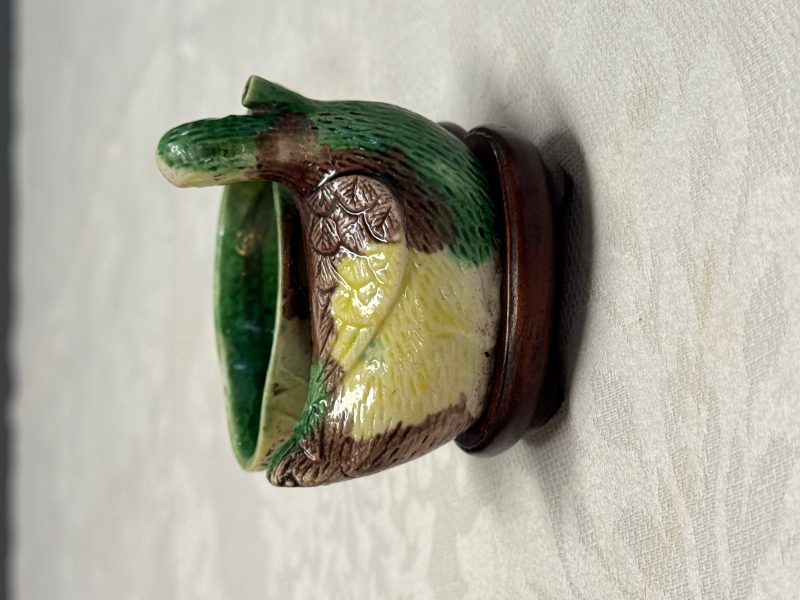 A pair of Chinese famille verte sancai biscuit duck-and-lotus-form water droppers on later wooden stands - 图34