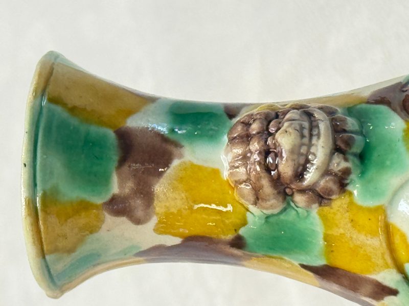 A pair of Chinese famille verte sancai biscuit wall pocket vases - 图21