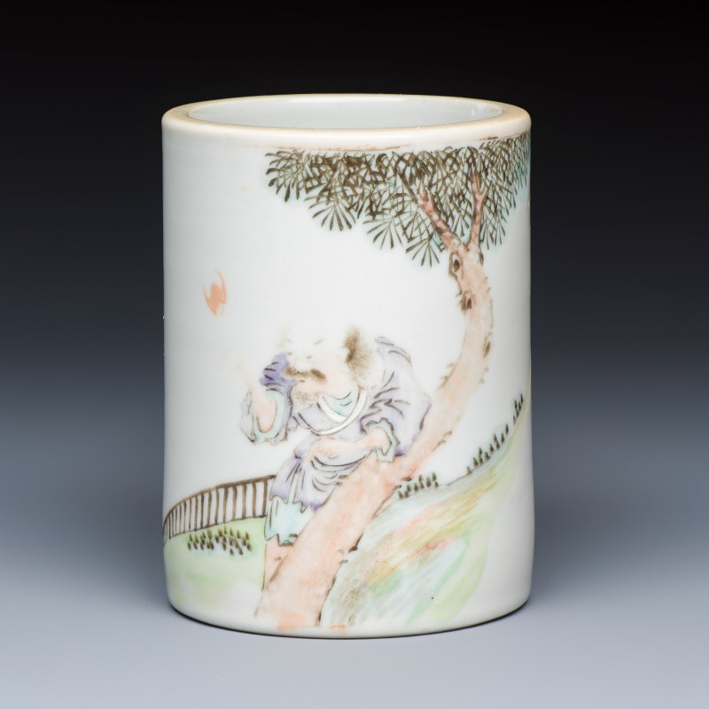 A Chinese qianjiang cai brushpot with figural design